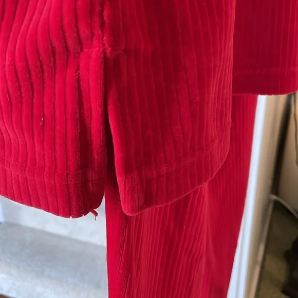 Red Two-Piece Lounge Set - Picture 6 of 9